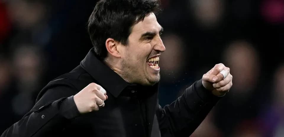 Entrenador celebrando una victoria en el partido