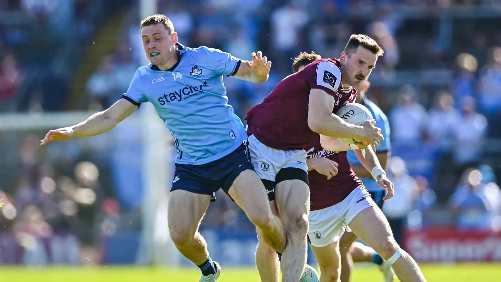 Jugador de Galway llevando el balón mientras es tackleado