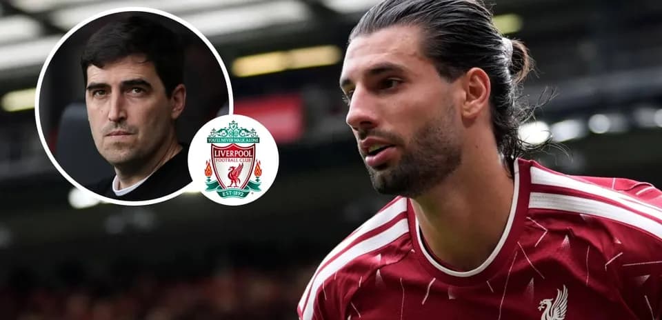 Jugador de Liverpool en acción con logo del club