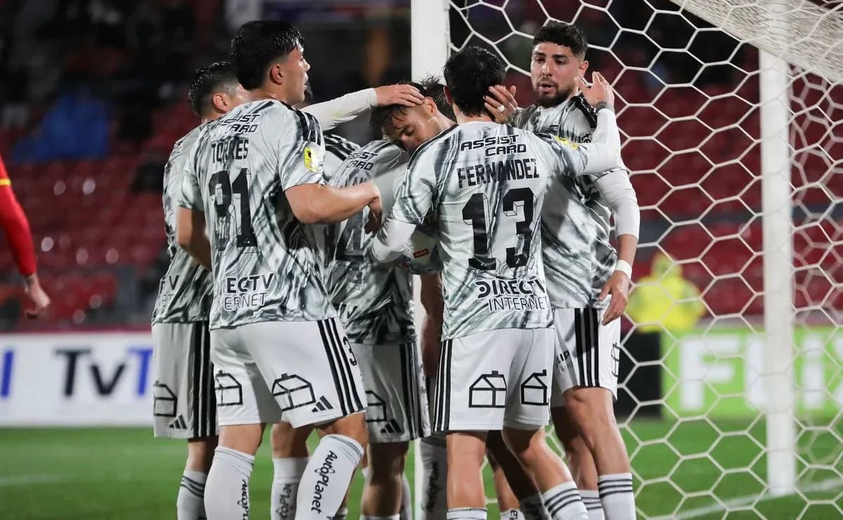 Jugadores de Colo Colo celebrando un gol