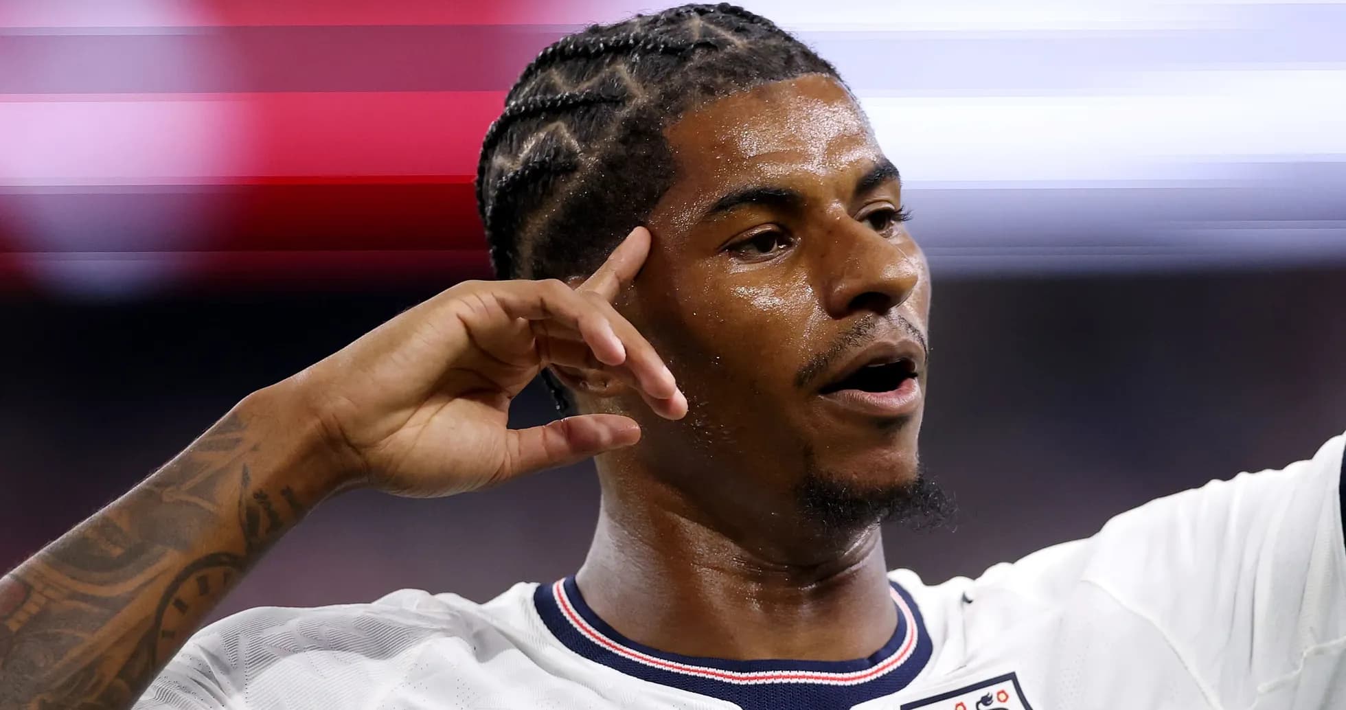 Jugador celebrando durante un partido de fútbol