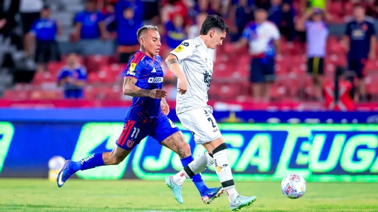 Jugadores de Deportes Limache y Universidad de Chile en acción