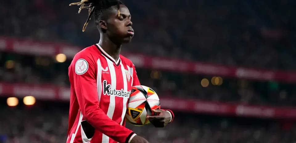 Jugador sosteniendo el balón en el campo de juego