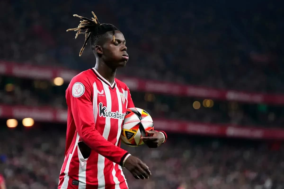 Jugador sosteniendo el balón en el campo de juego