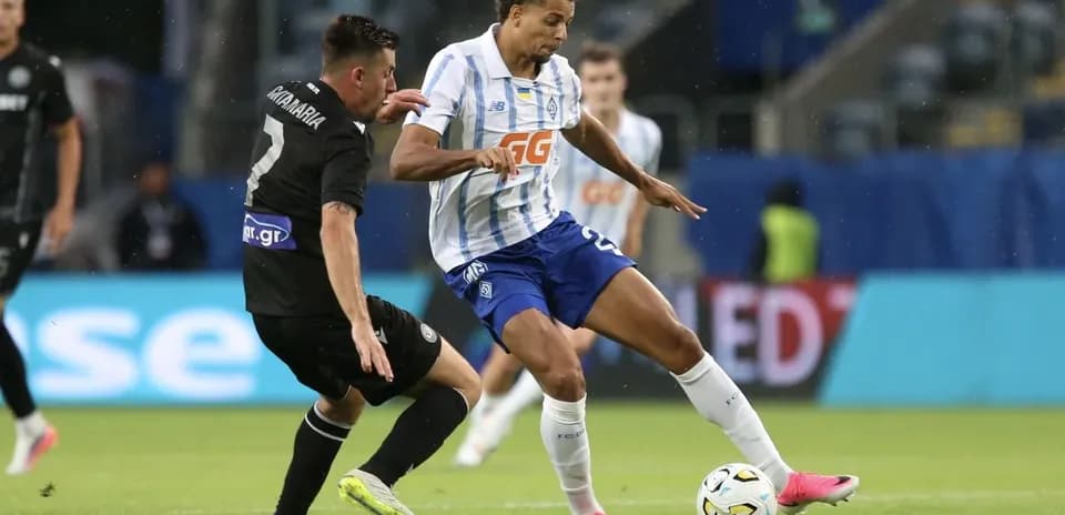 Jugadores compitiendo por el balón en el partido