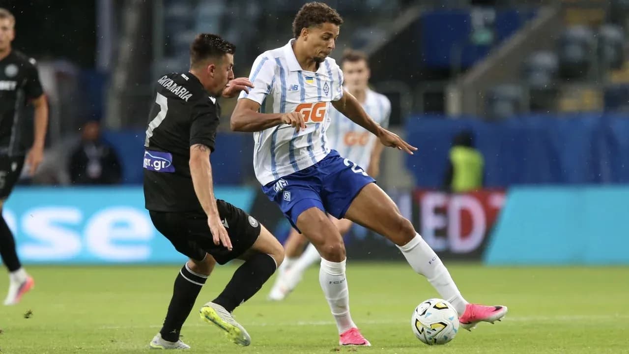 Jugadores compitiendo por el balón en el partido
