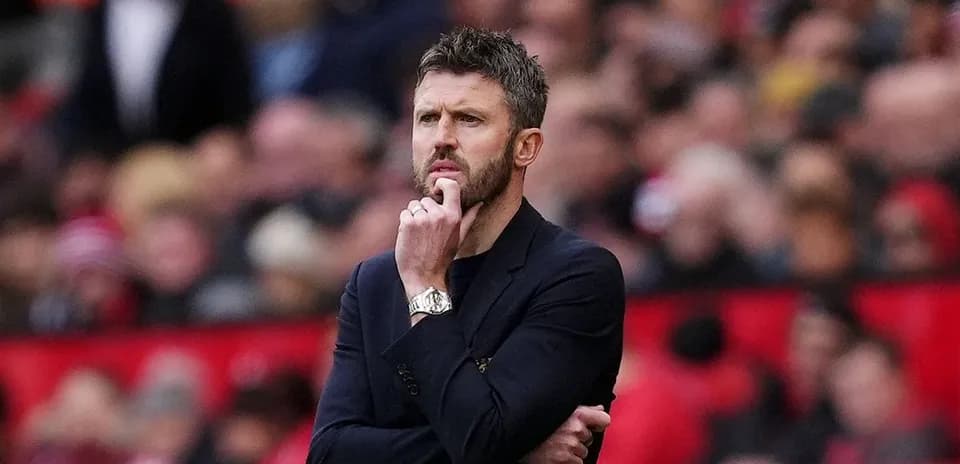 Entrenador pensativo en la banda del estadio