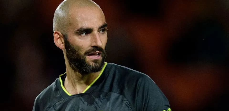 Jugador con camiseta de portero en el campo