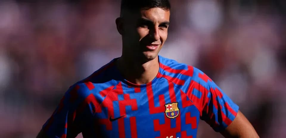 Jugador del FC Barcelona posando en camiseta azul y roja