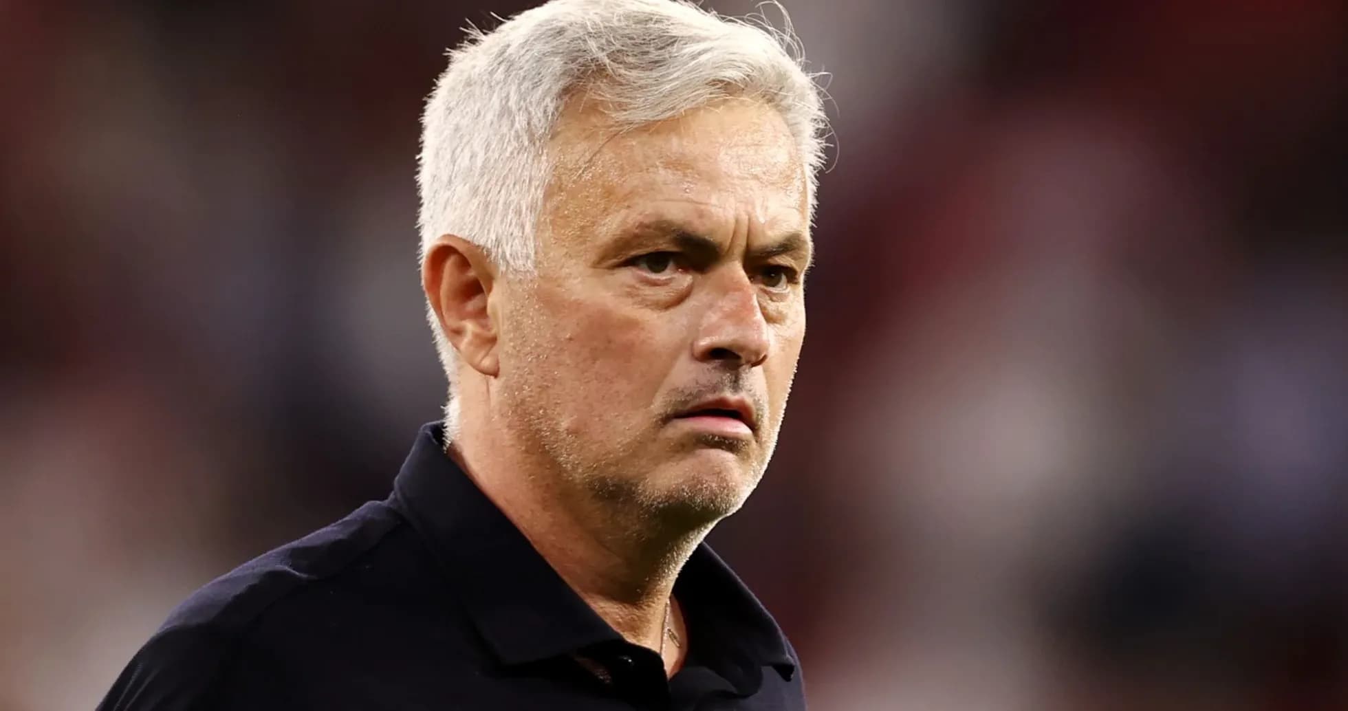 Entrenador observando el partido con seriedad