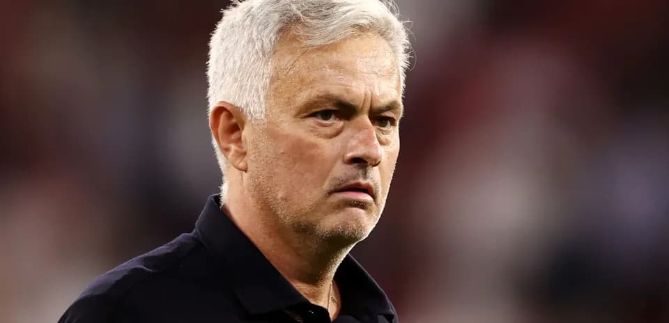 Entrenador observando el partido con seriedad
