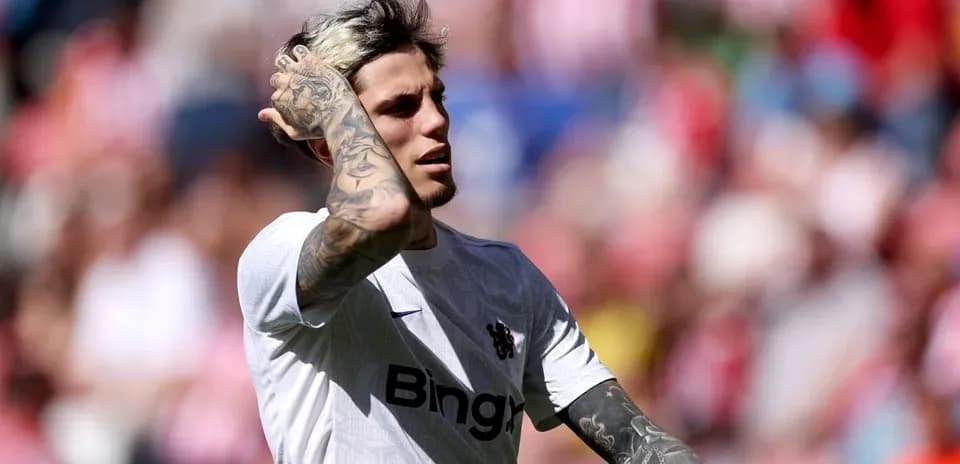 Jugador con camiseta de Bing en el campo de fútbol