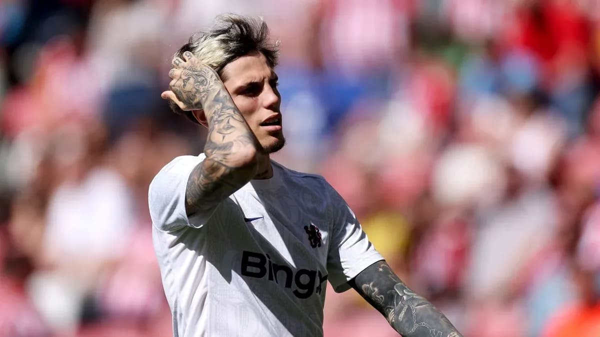 Jugador con camiseta de Bing en el campo de fútbol