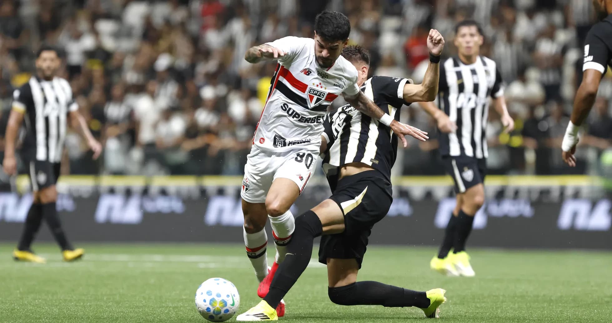 Jugador de Sao Paulo driblando a un oponente