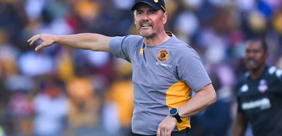 Entrenador de Kaizer Chiefs dirigiendo a su equipo