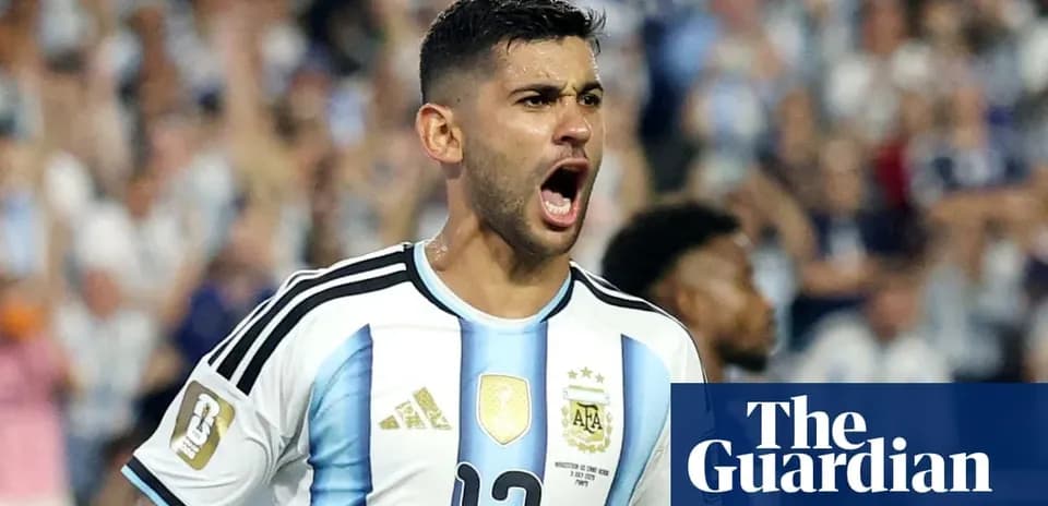 Jugador argentino celebrando en el estadio durante el partido