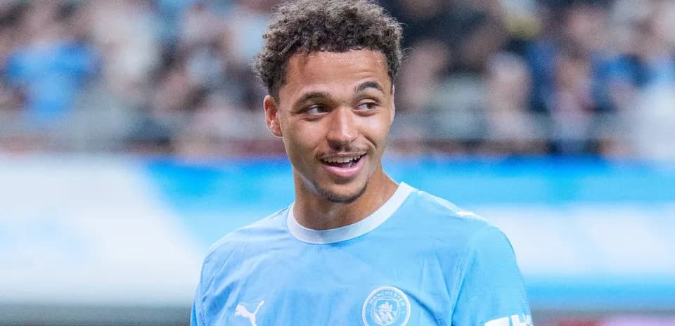 Jugador de Manchester City en entrenamiento sonriente