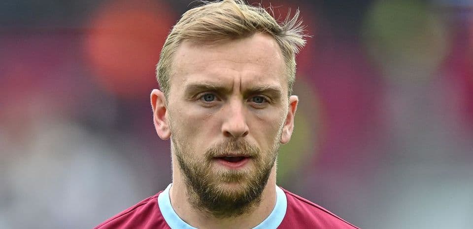 Jugador con camiseta de West Ham mirando hacia adelante