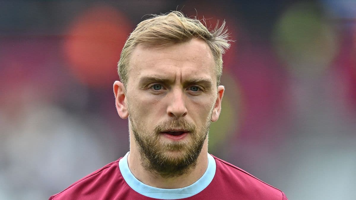 Jugador con camiseta de West Ham mirando hacia adelante