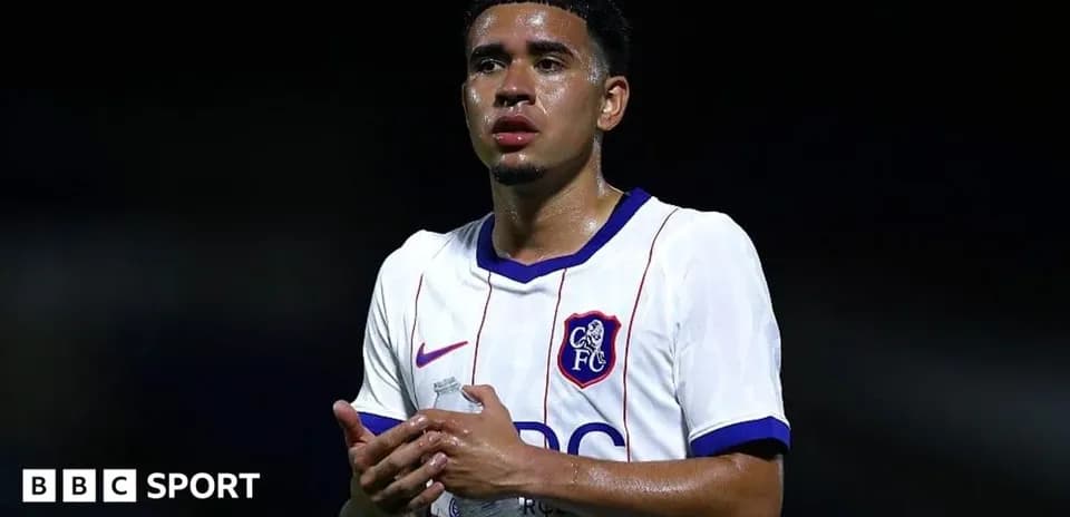 Jugador con camiseta blanca sosteniendo botella de agua