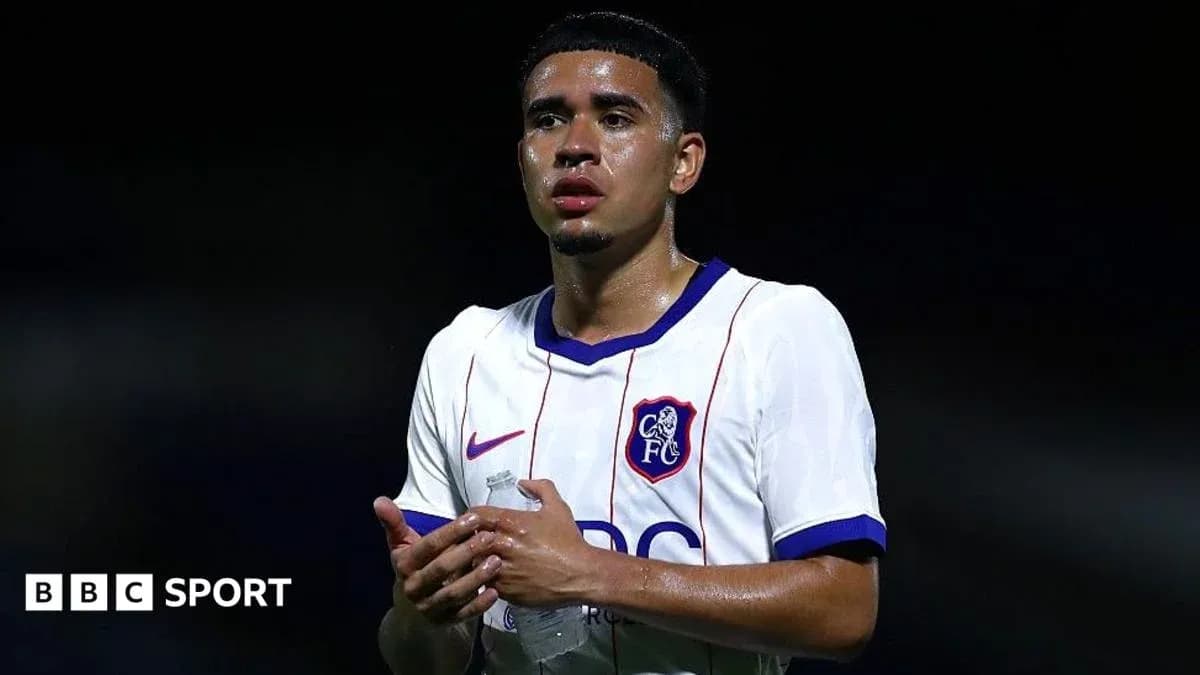 Jugador con camiseta blanca sosteniendo botella de agua