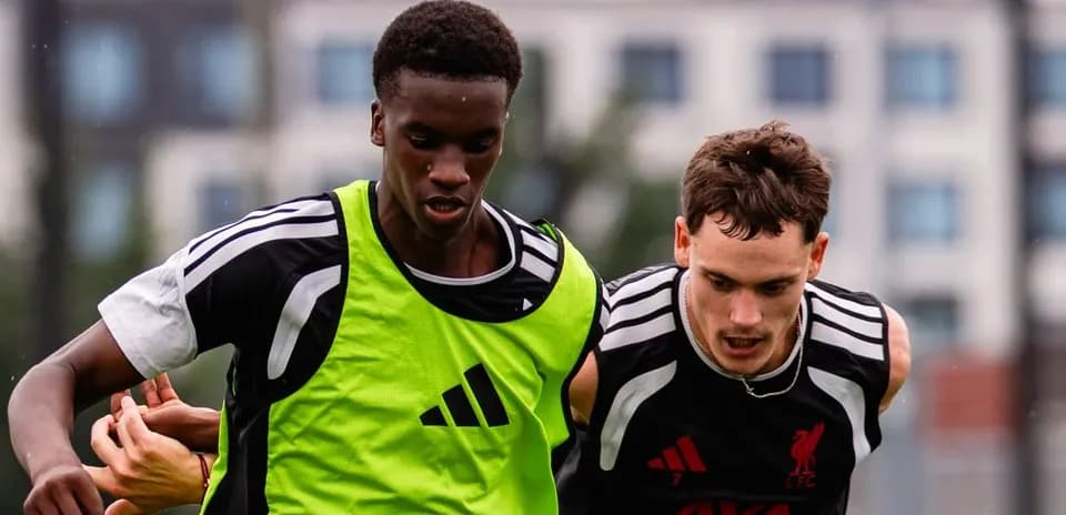 Jugadores compitiendo durante un entrenamiento de fútbol