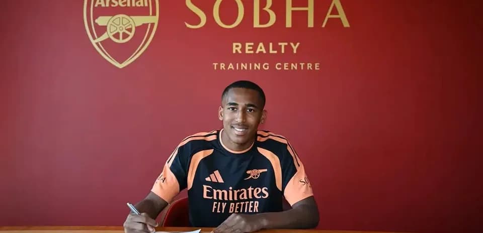 Jugador firmando contrato en el centro de entrenamiento de Arsenal