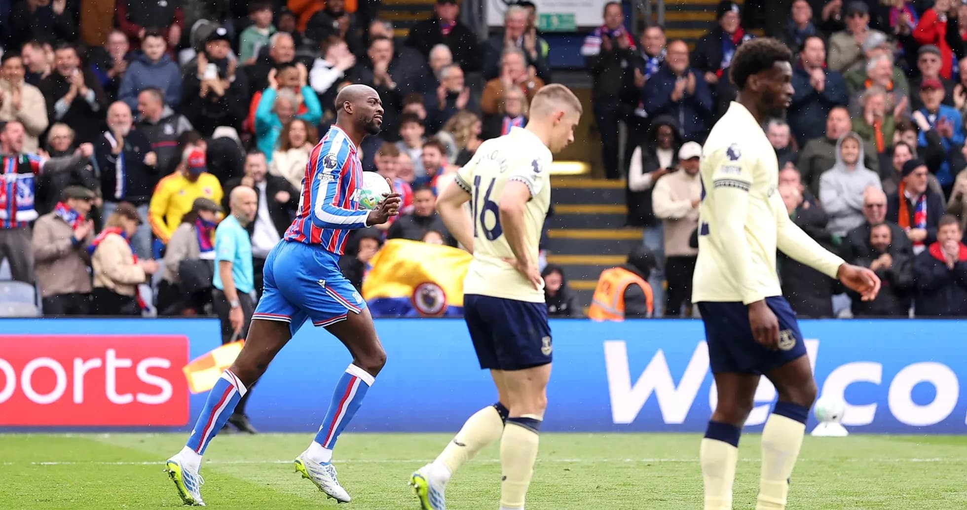 Jugador de Crystal Palace celebra un gol