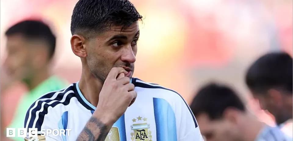 Jugador de Argentina con camiseta blanca y azul pensativo