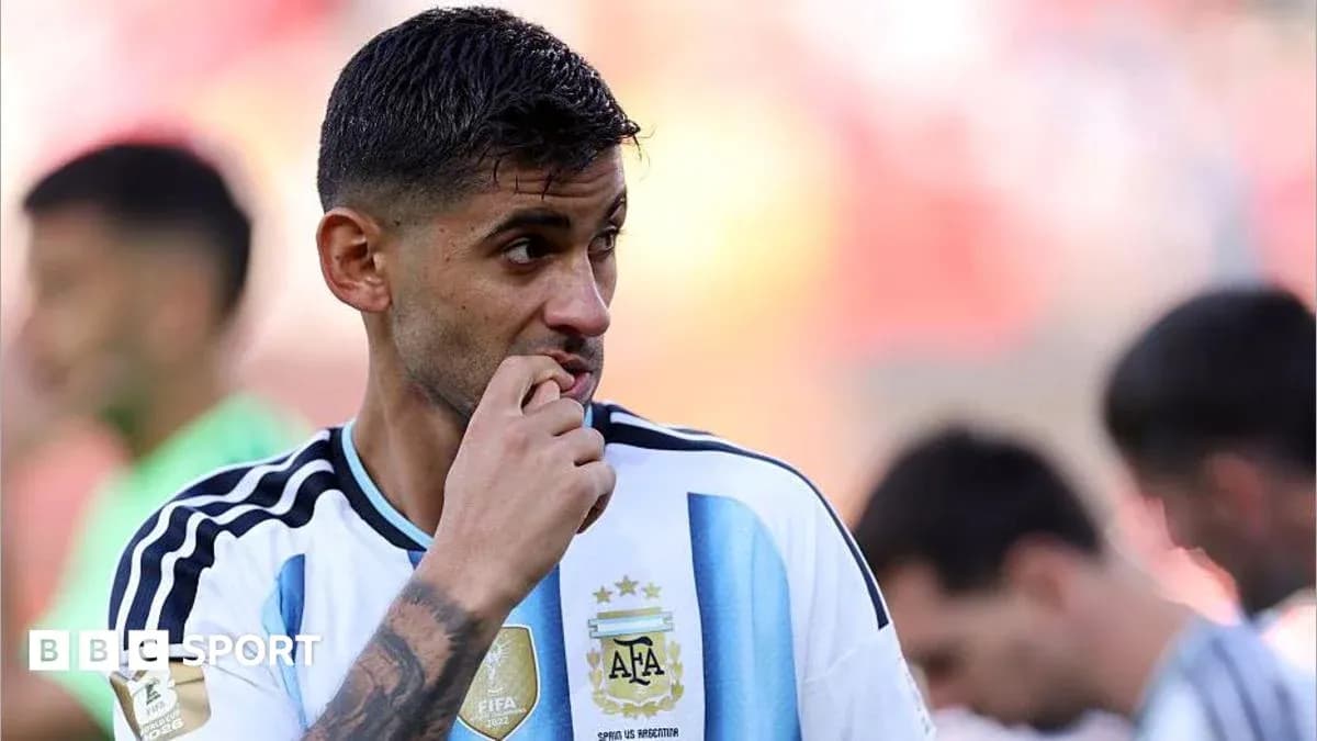 Jugador de Argentina con camiseta blanca y azul pensativo