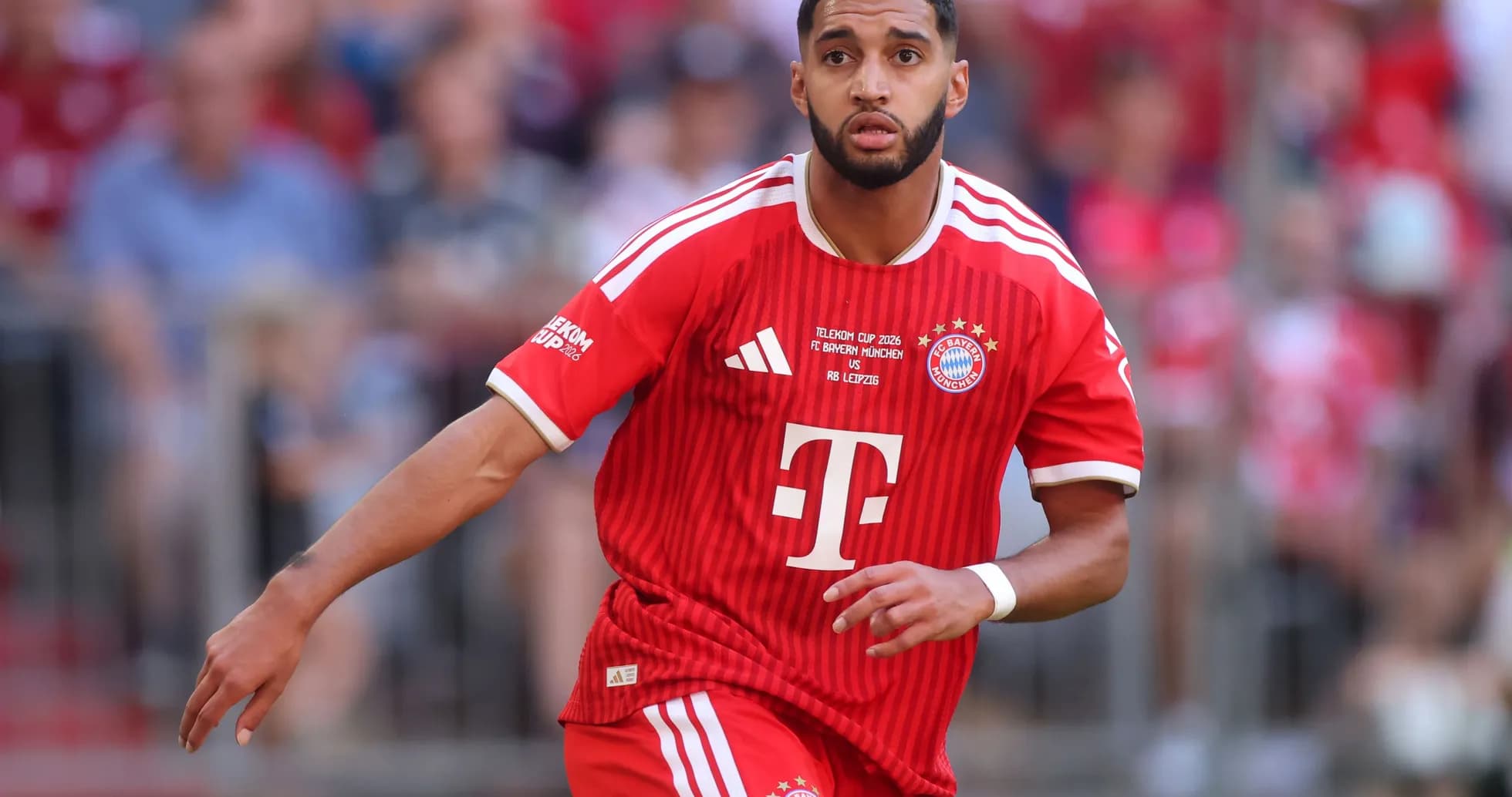 Jugador de Bayern Múnich corriendo en el campo