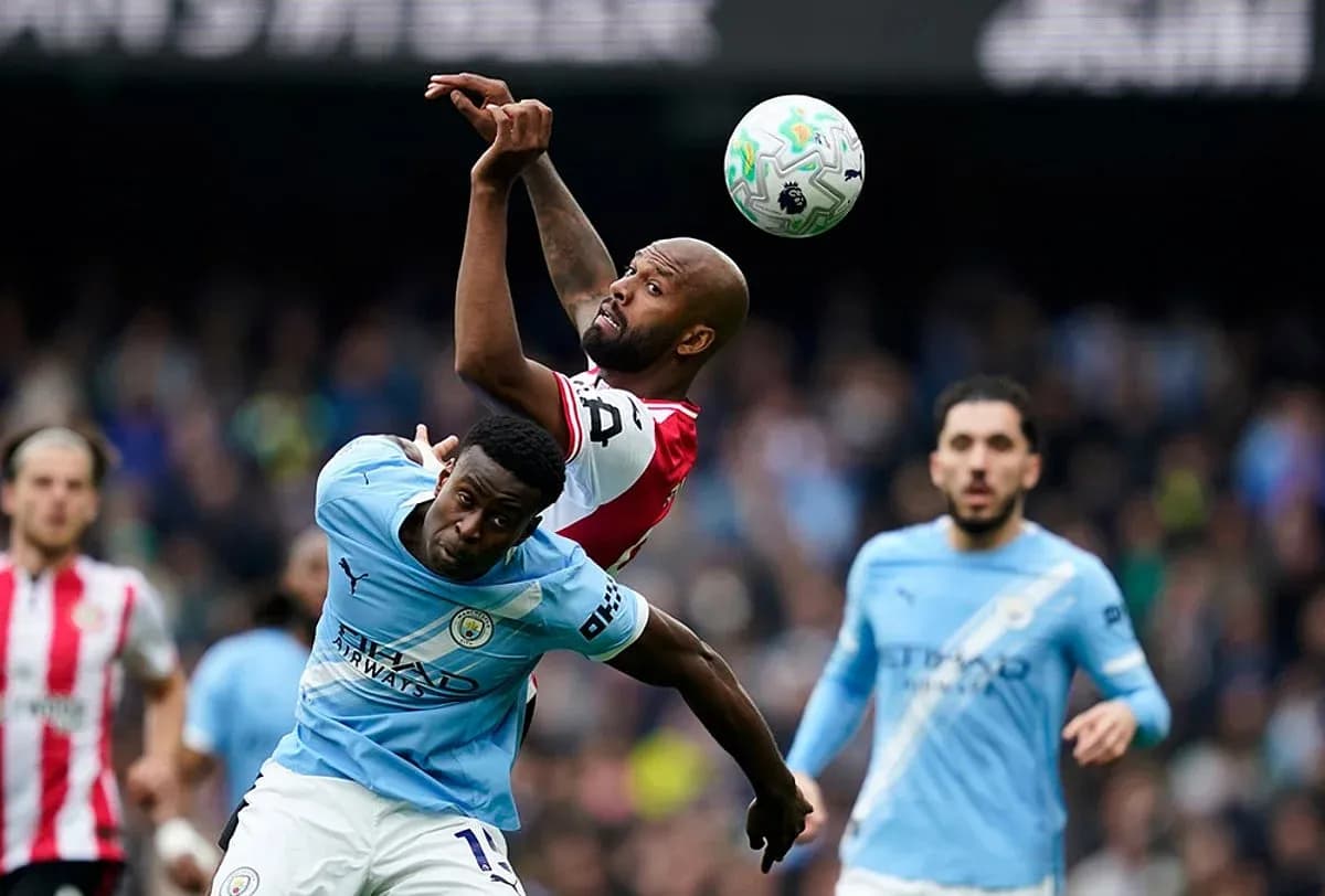 Jugadores de Manchester City y Brentford en acción
