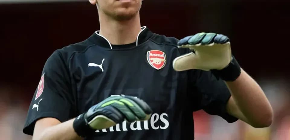 Portero de Arsenal preparándose en el campo