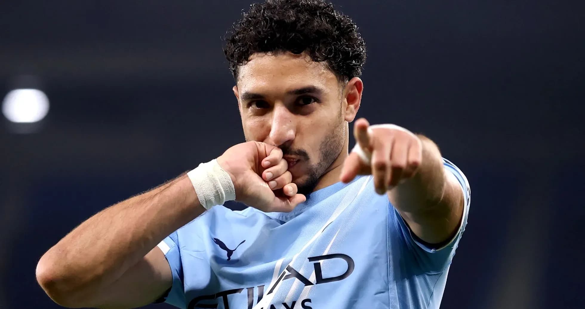 Jugador de Manchester City señalando tras un gol
