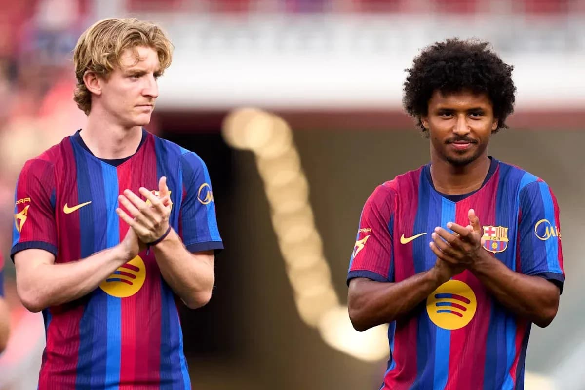 Jugadores del FC Barcelona aplaudiendo en el campo