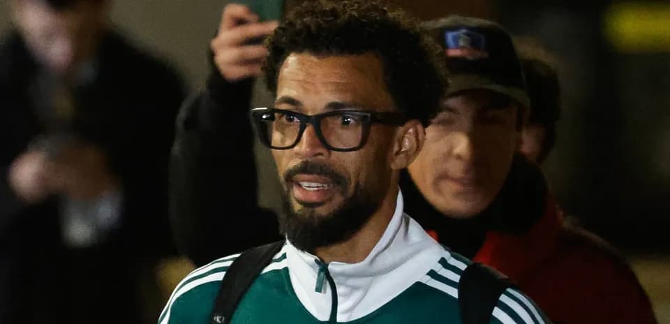 Jugador saliendo con chaqueta deportiva y gafas