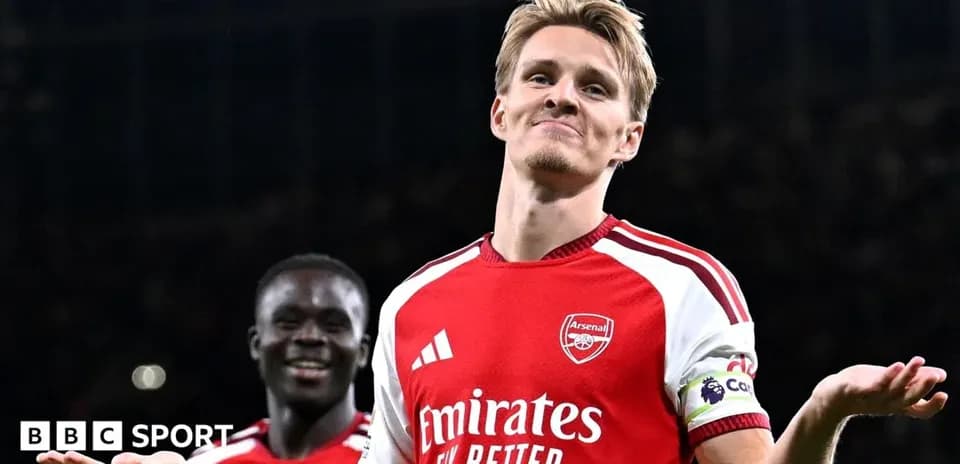 Jugador de Arsenal celebrando en el campo