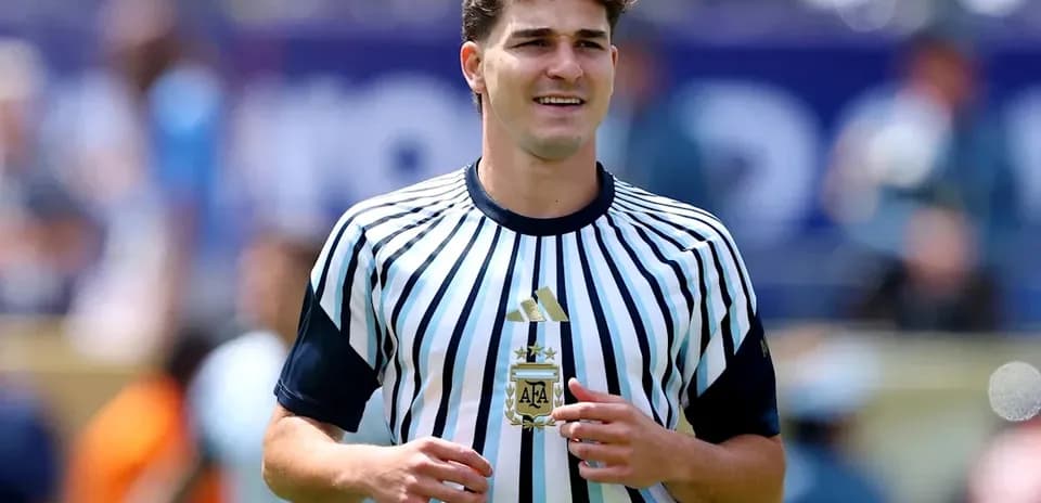 Árbitro sosteniendo un silbato en el campo