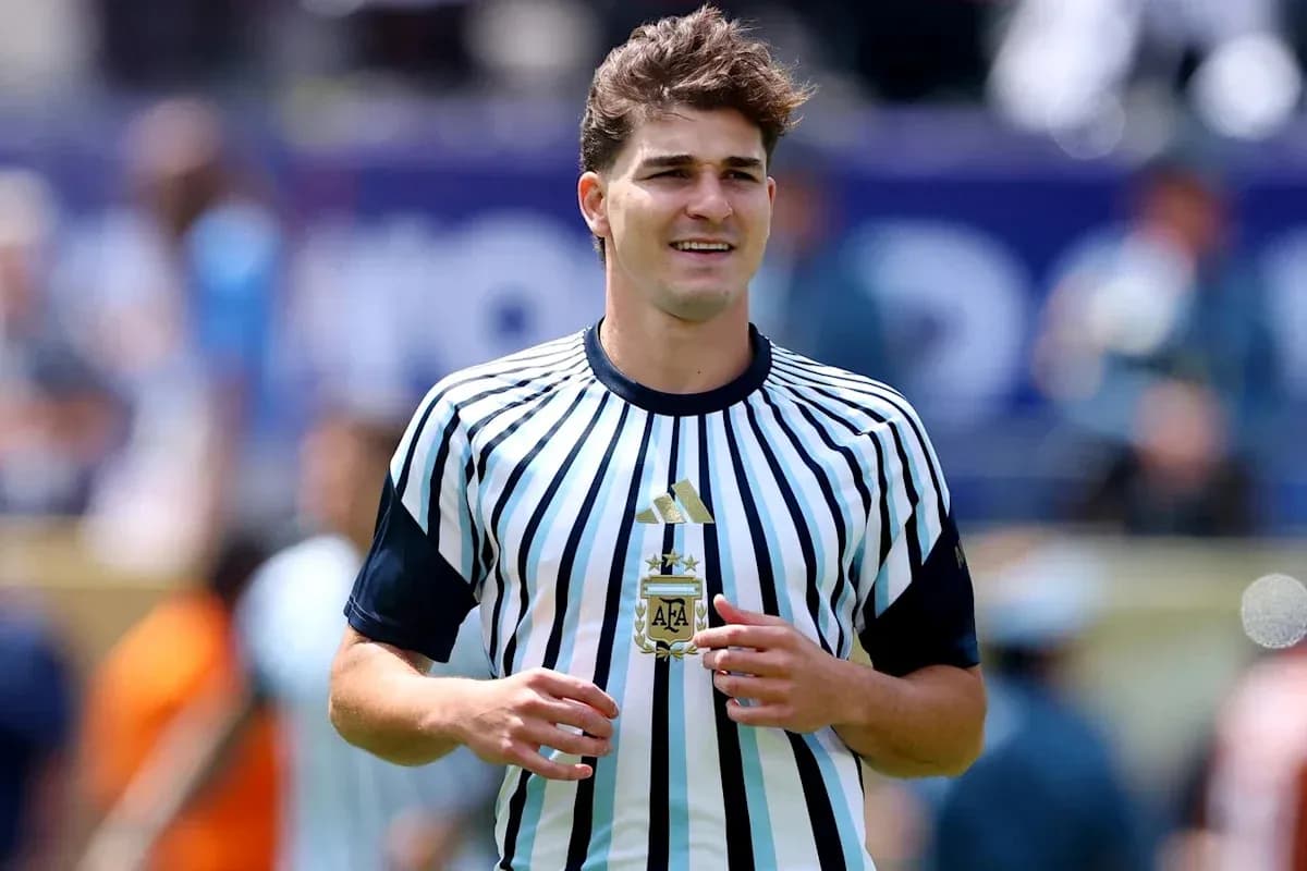 Árbitro sosteniendo un silbato en el campo