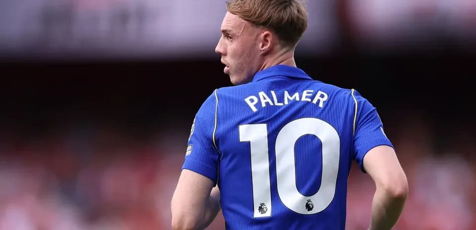 Jugador con camiseta azul número 10 en el campo