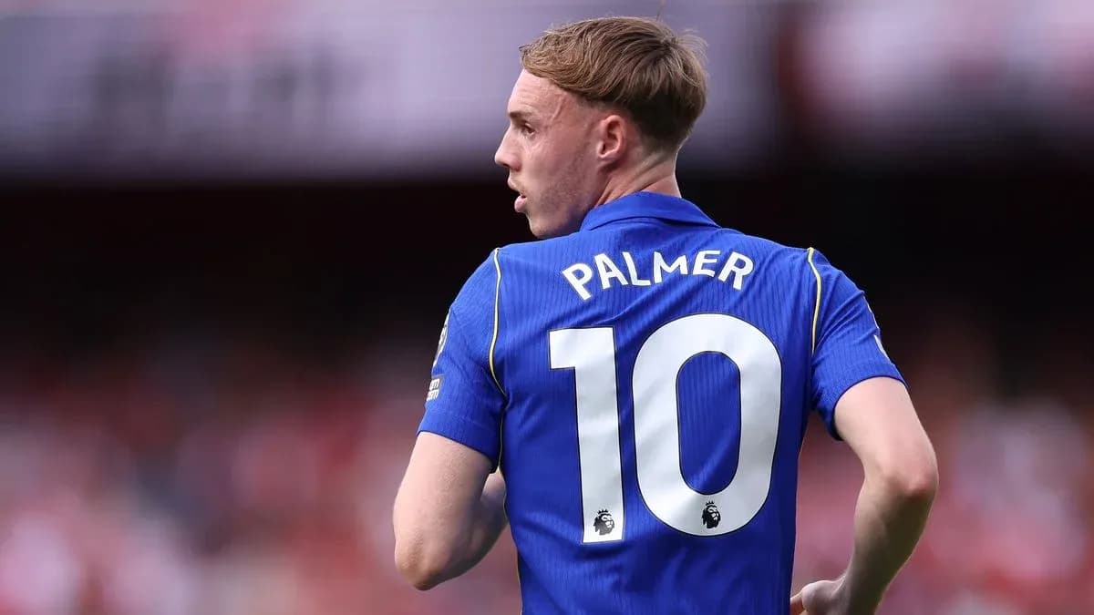 Jugador con camiseta azul número 10 en el campo