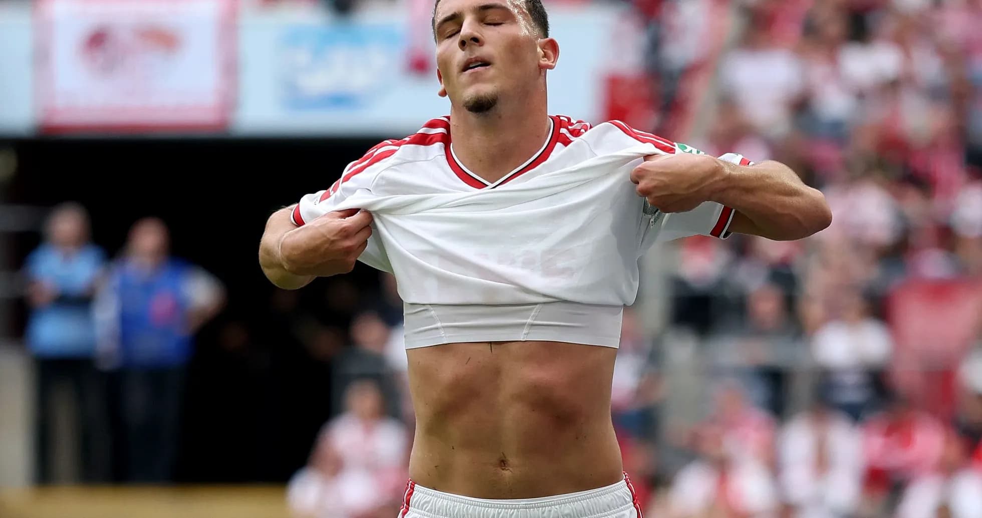 Jugador levantando su camiseta durante el partido