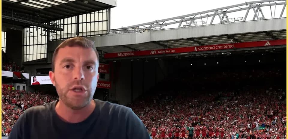Analista hablando frente a la afición en Anfield