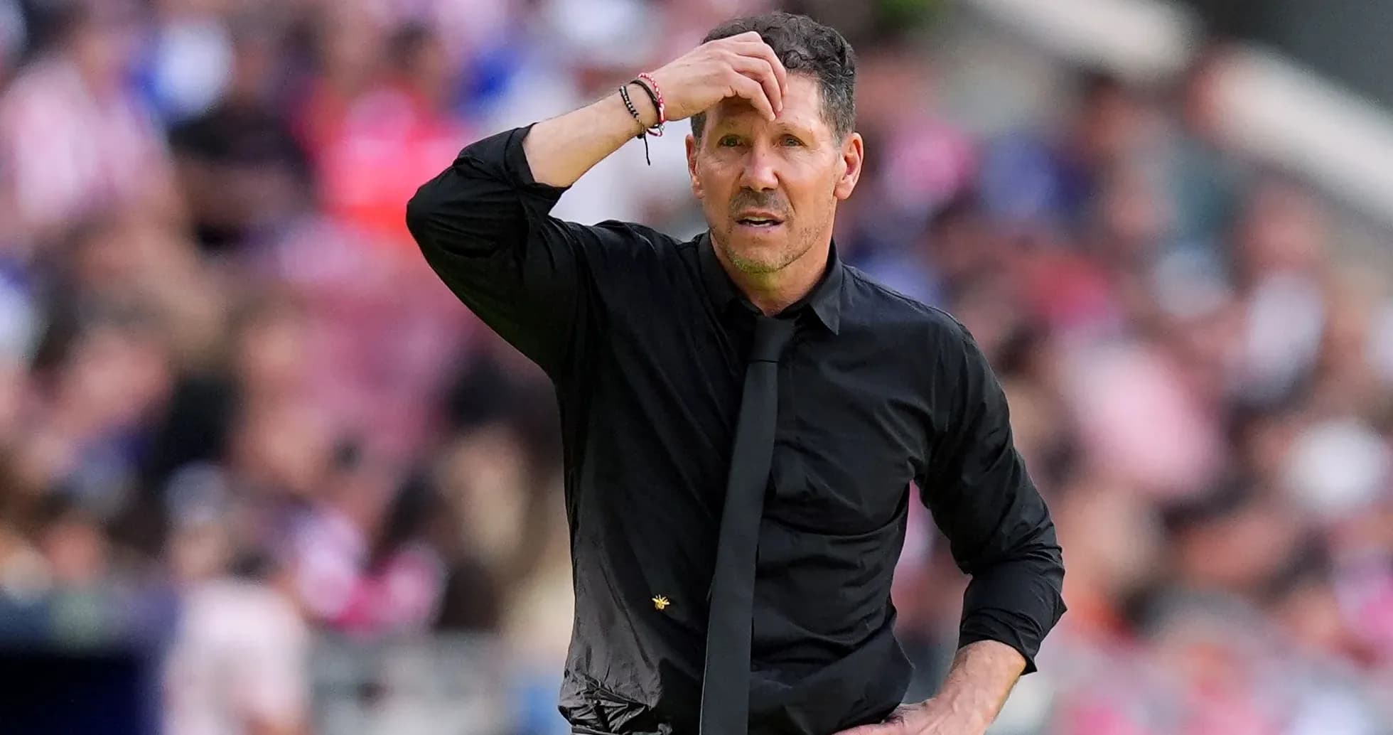 Entrenador preocupado en el banquillo durante el partido