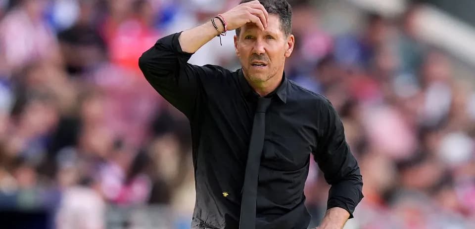 Entrenador preocupado en el banquillo durante el partido