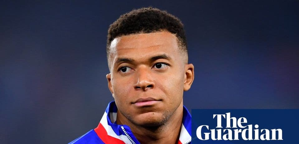 Jugador en uniforme de Francia durante evento deportivo