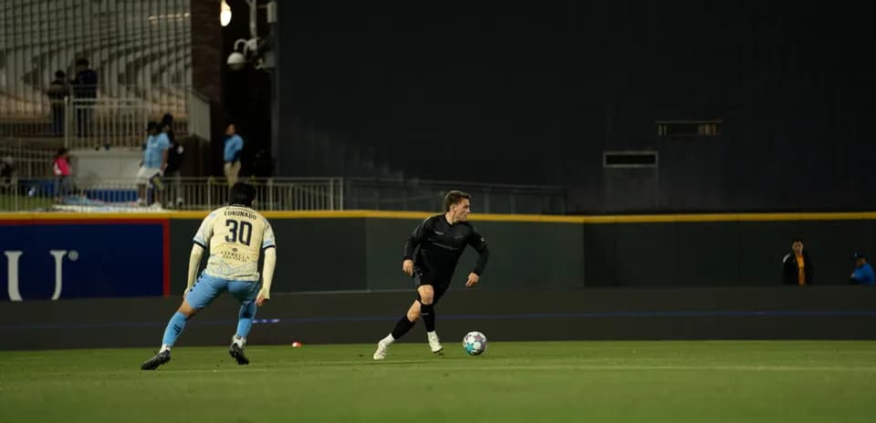 Jugador de Colorado Springs corriendo con el balón