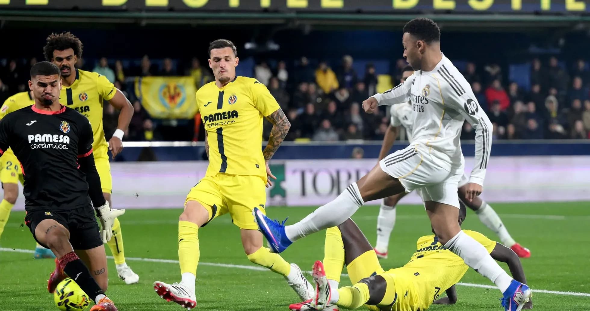 Acción de juego entre Real Madrid y Villarreal
