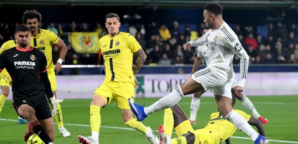 Acción de juego entre Real Madrid y Villarreal