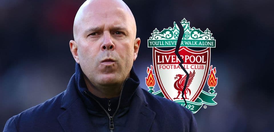 Entrenador con escudo del Liverpool FC de fondo